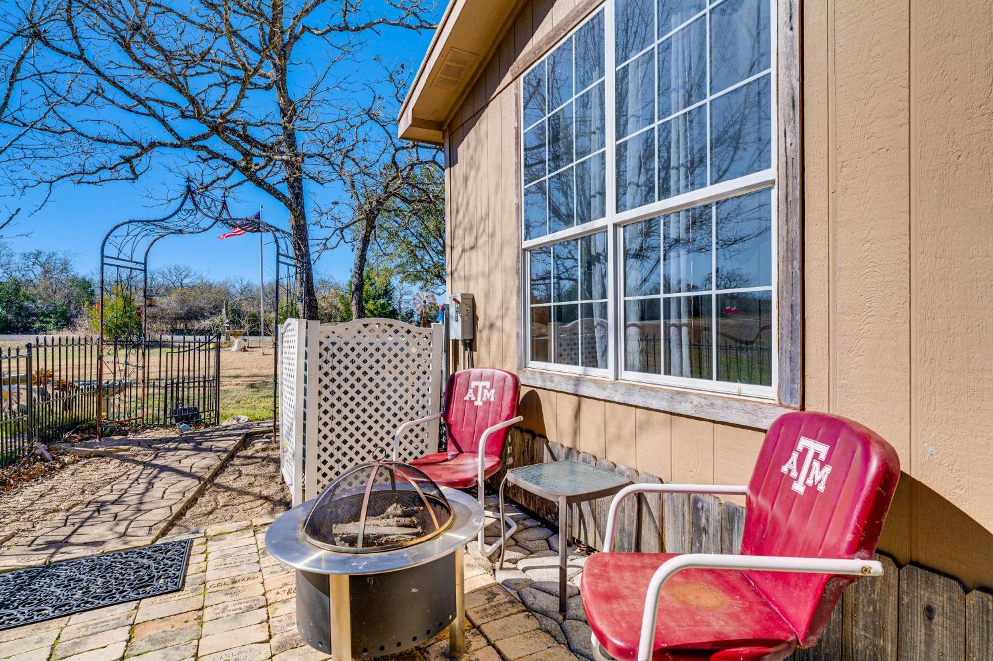 College Station Getaway With Hot Tub And Courtyard! 빌라 외부 사진