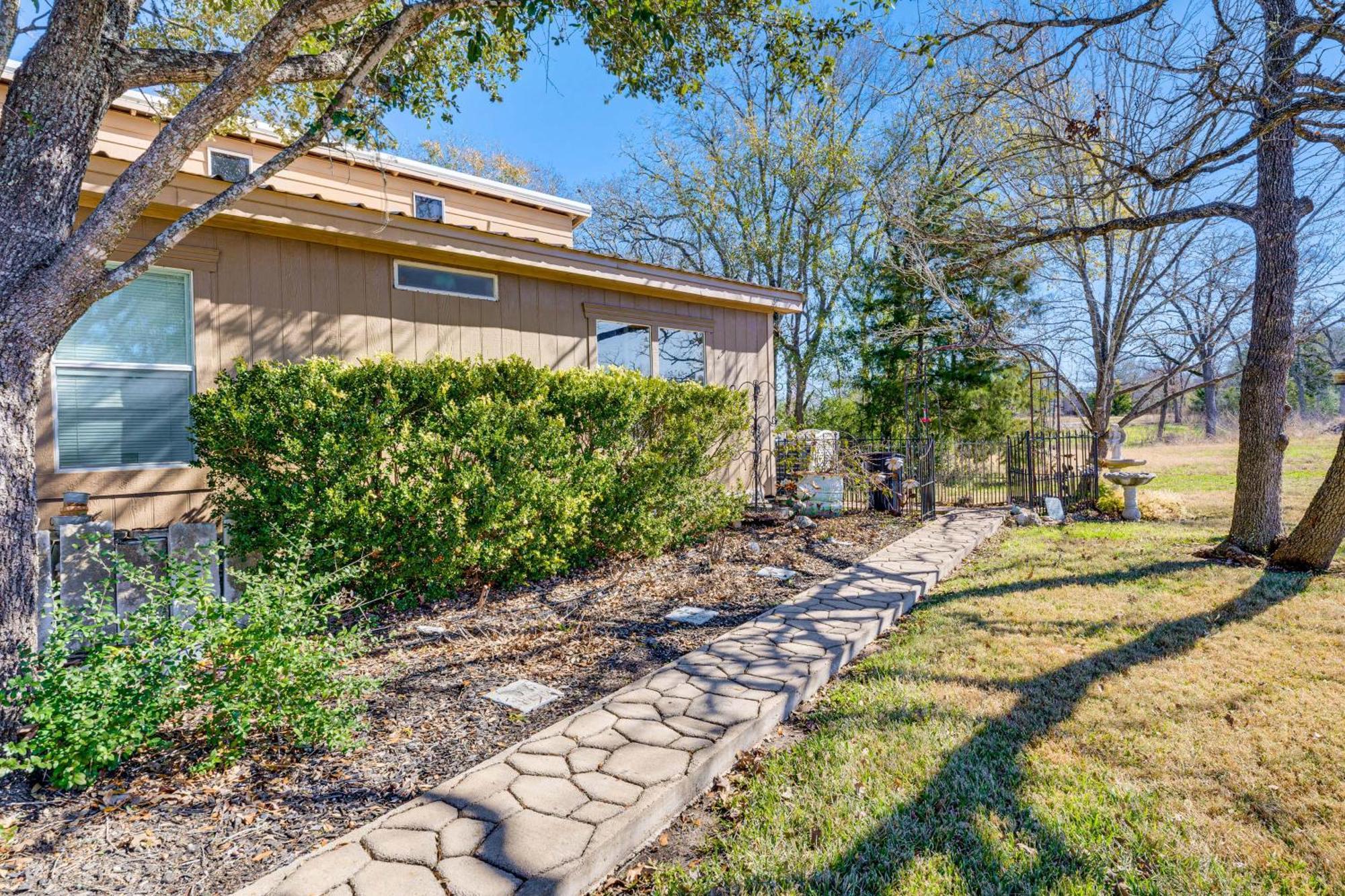 College Station Getaway With Hot Tub And Courtyard! 빌라 외부 사진