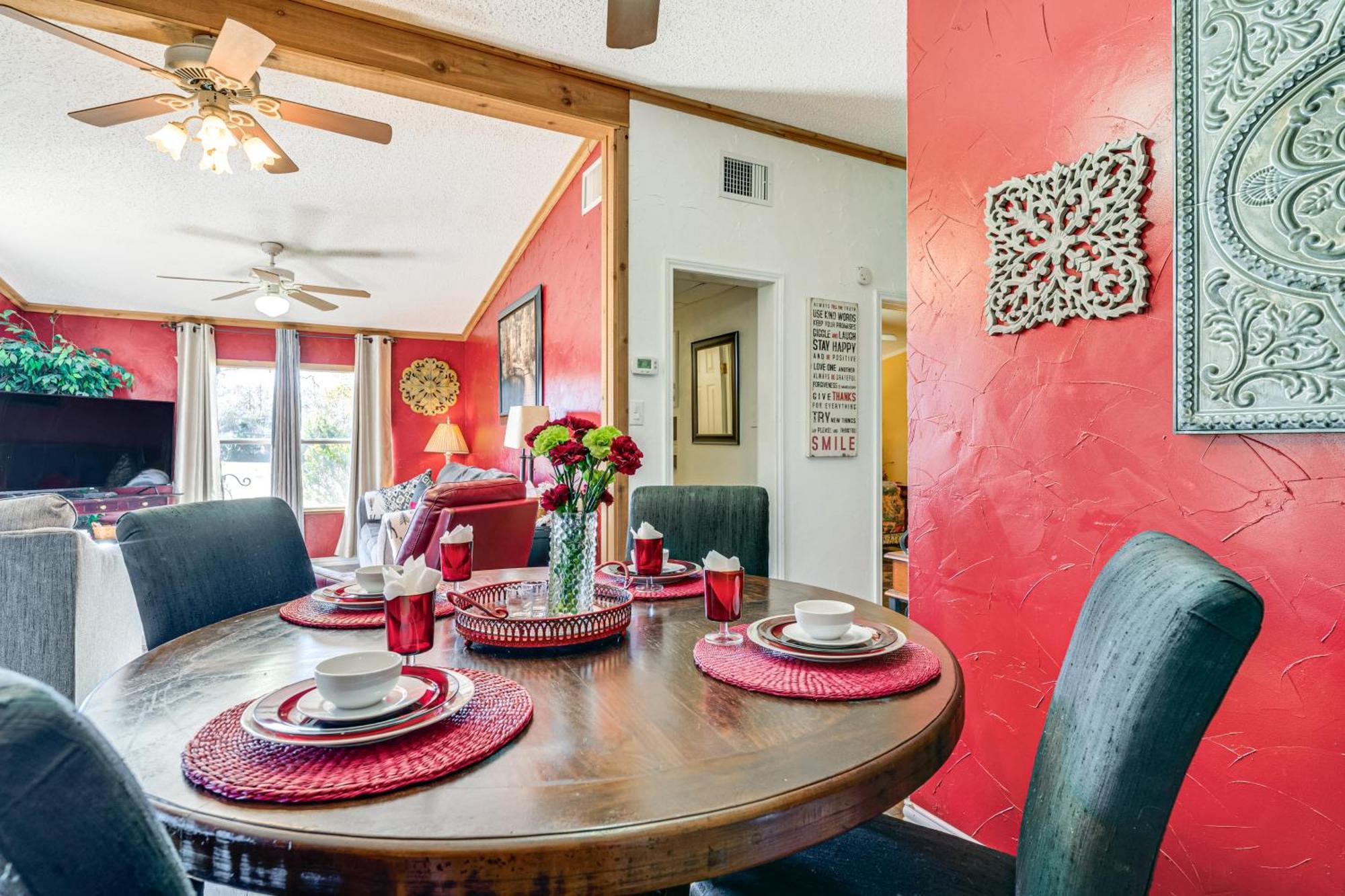 College Station Getaway With Hot Tub And Courtyard! 빌라 외부 사진