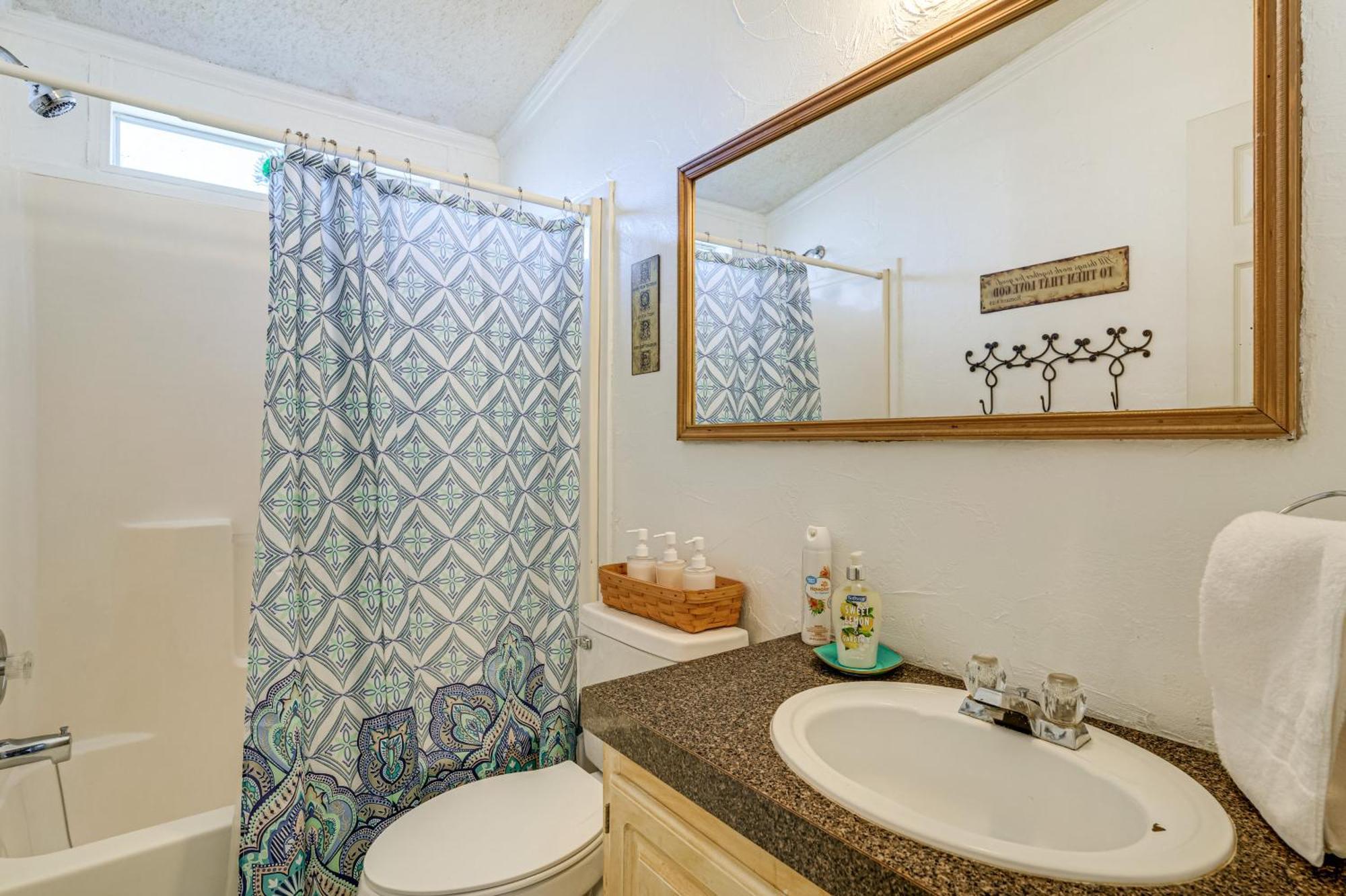 College Station Getaway With Hot Tub And Courtyard! 빌라 외부 사진