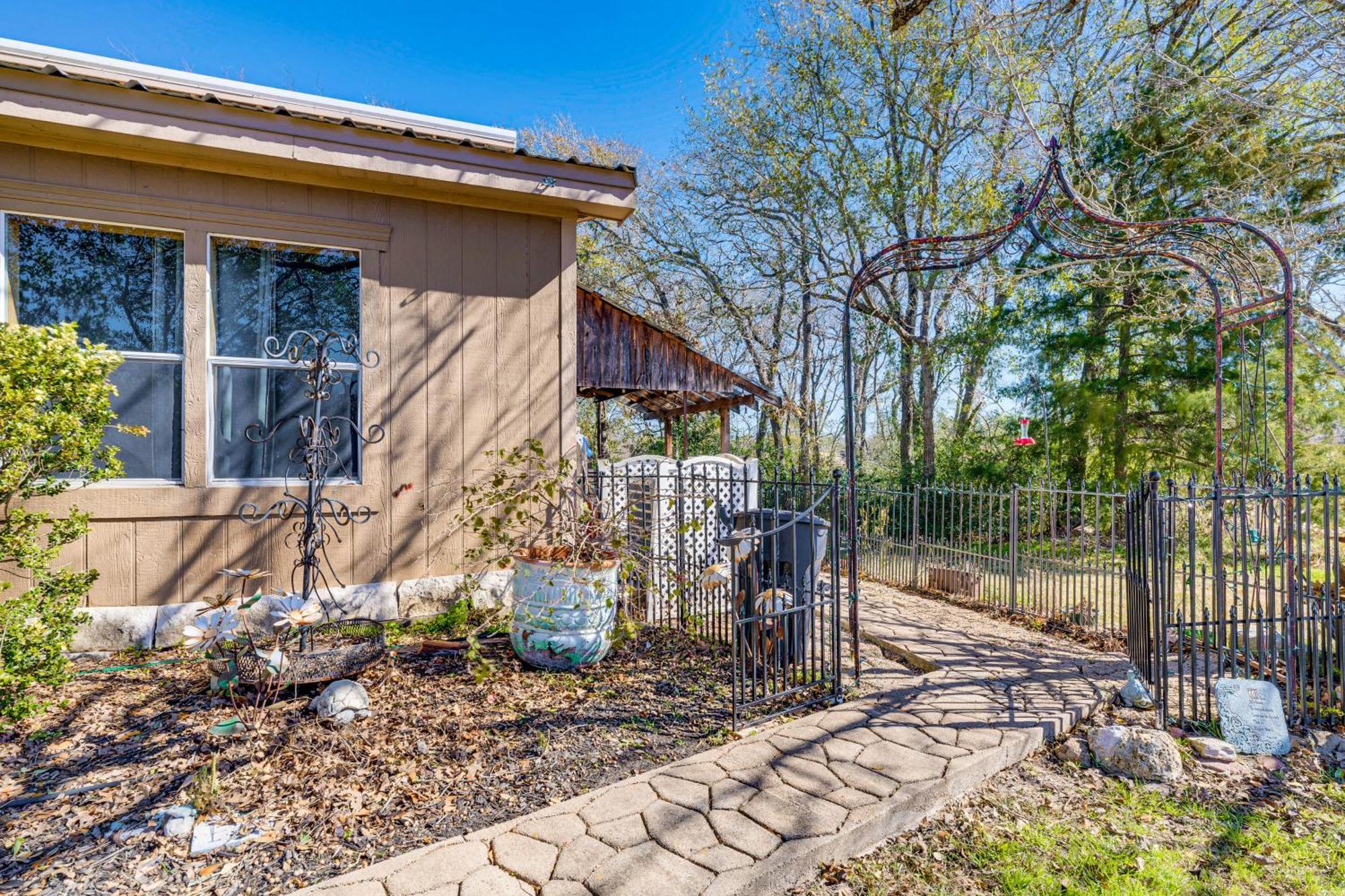 College Station Getaway With Hot Tub And Courtyard! 빌라 외부 사진